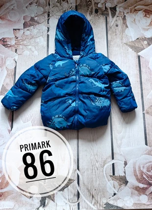Kurtka chłopięca przejściowa pikowana dinozaur na polarku Primark 86, marka: Primark, stan: Bardzo dobry, rozmiar: 80-86 cm / 12-18 mies., 15,00 zł, 18,65 zł zawiera Ochronę Kupujących